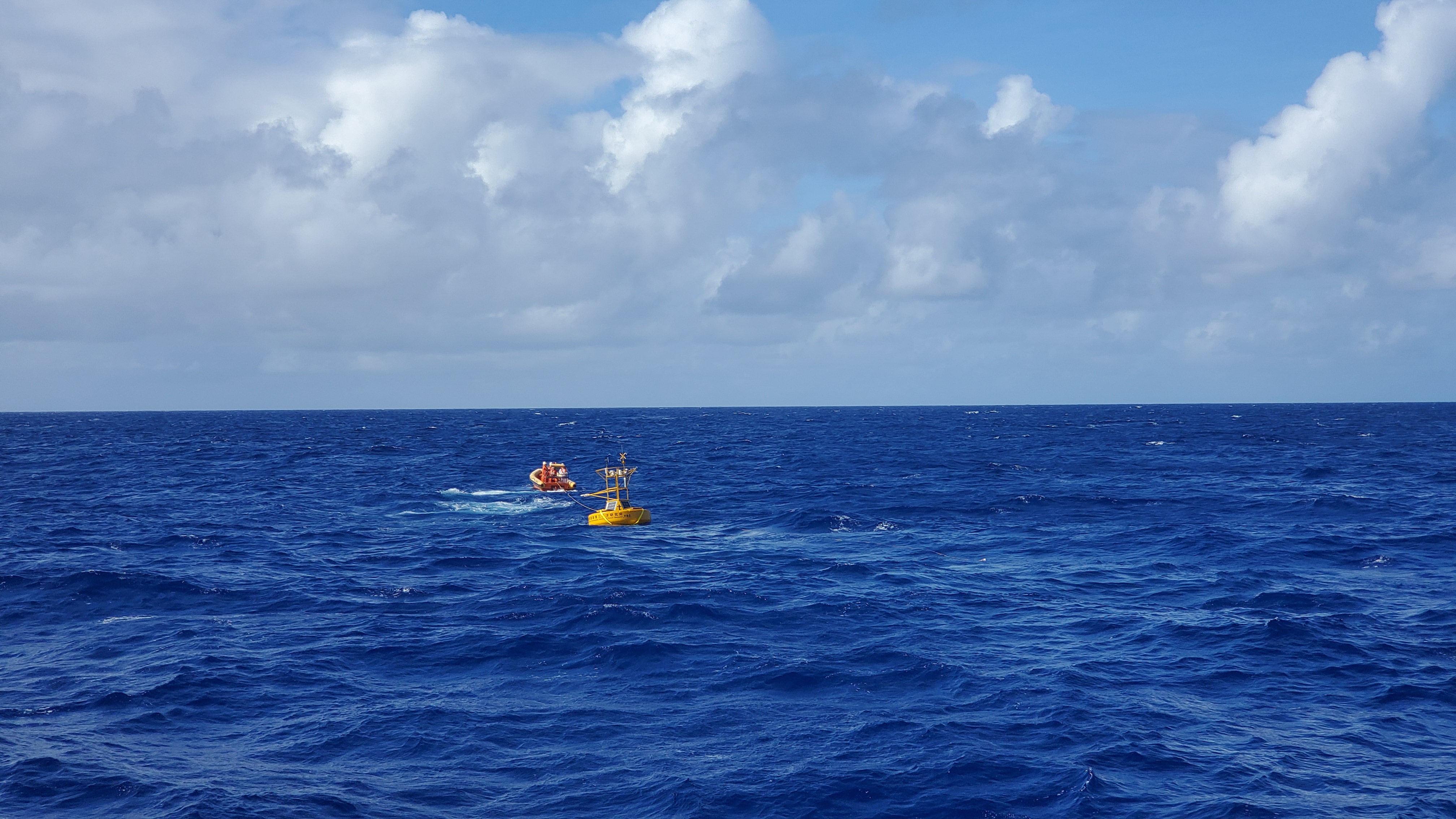 学校(科学院)自主研制海洋浮标在中北太平洋首次布放
