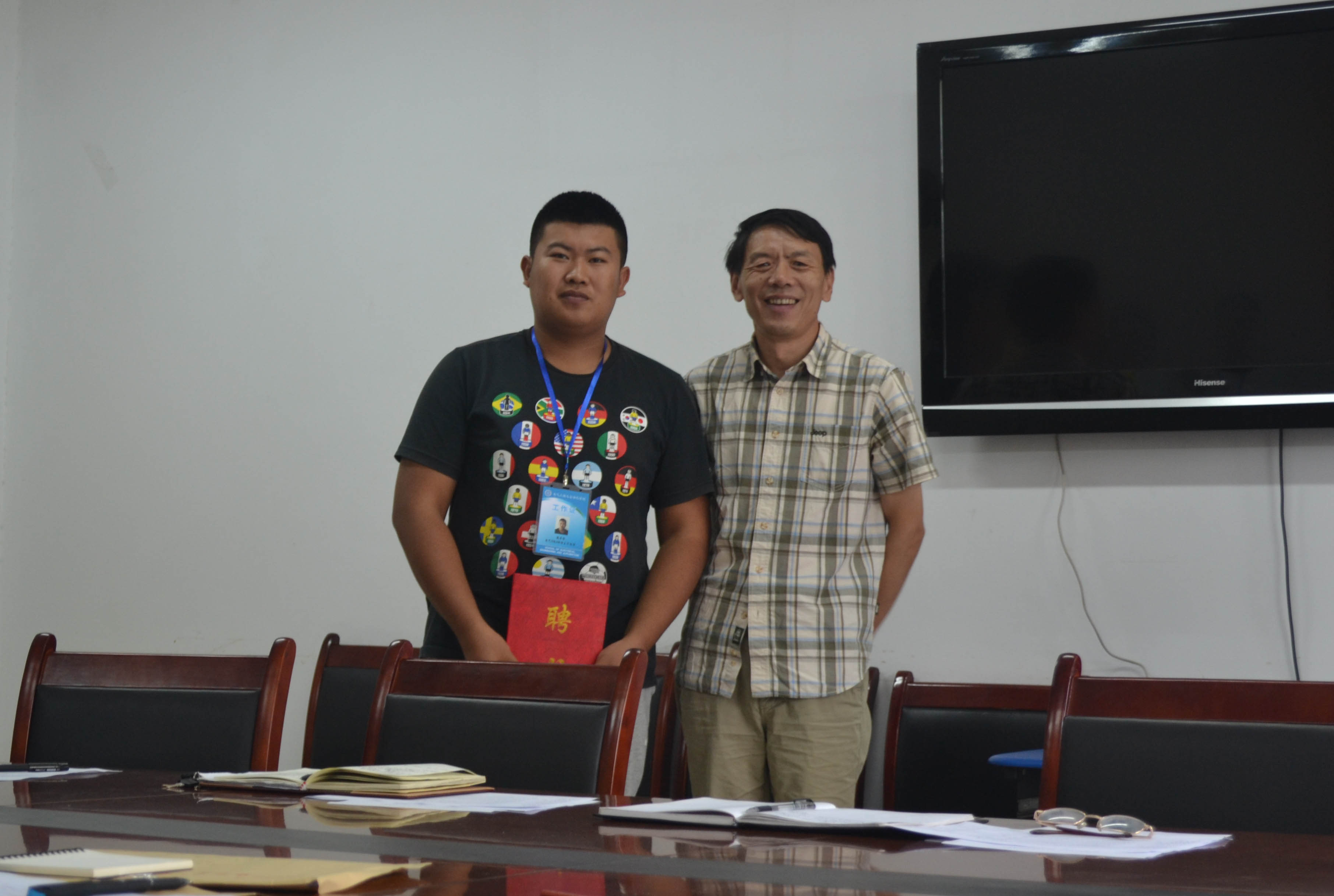 王仁人院长为班主任助理发聘书 王仁人院长为班主任助理发聘书