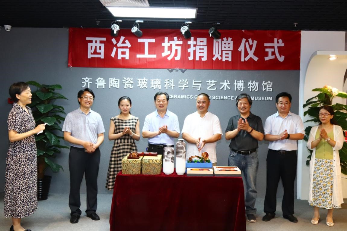"西冶工坊"向我校博物馆捐赠精美"国礼"琉璃艺术品