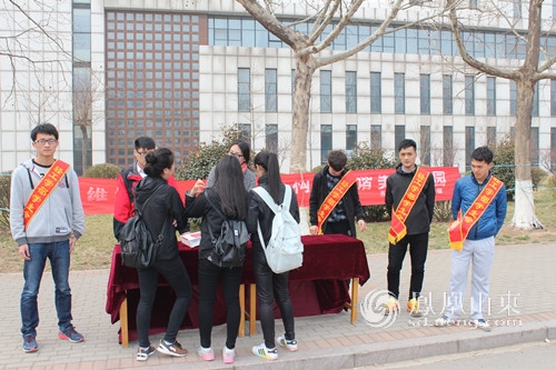 齐鲁工大学生走社区进校园开展消费者维权普法宣传活动