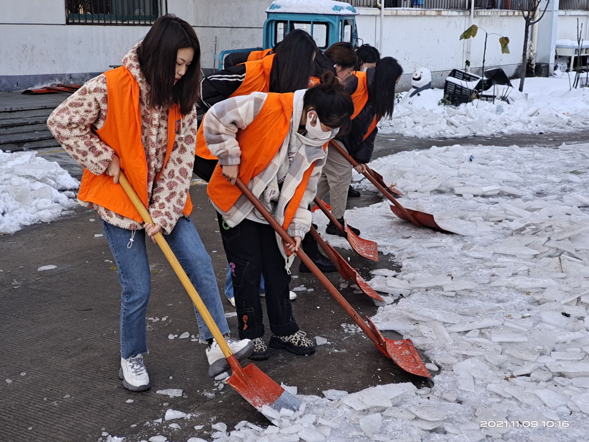 志愿服务图片冬季学生图片